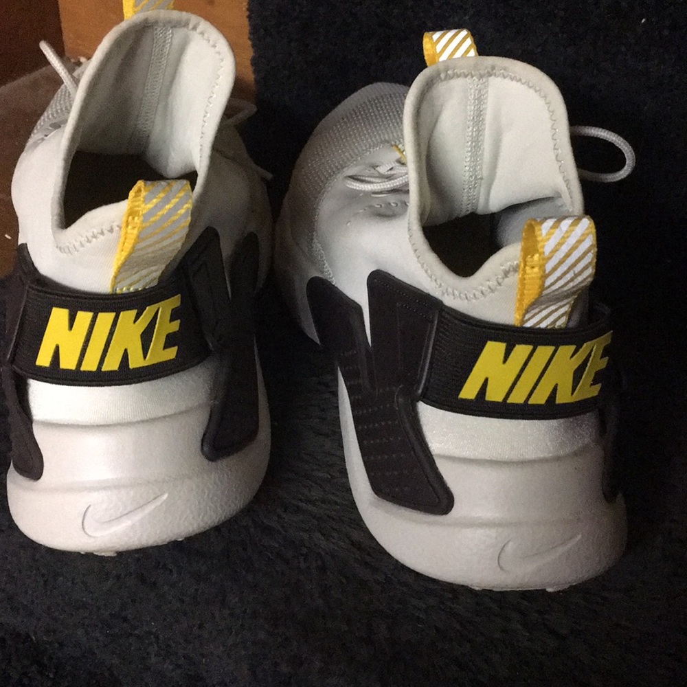 Nike Huarache Men’s Size 7/Women’s size 9
